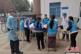 外籍旅客重伤急需出境救治，瑞丽边检助快捷通关图片