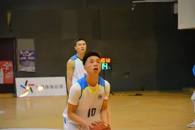 边摆摊边练球，这“篮球小伙”火了图片