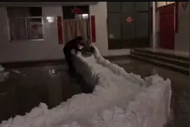 捧在手心里的幸福！山西父亲为一岁女儿堆10米长雪滑梯图片