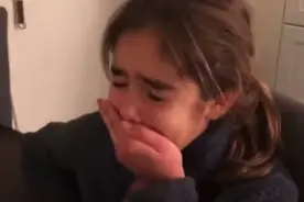 美国9岁女孩被告知回学校上课：开心不已，痛哭流涕图片