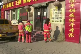 暖心礼物！修脚店义务为环卫女工修脚图片