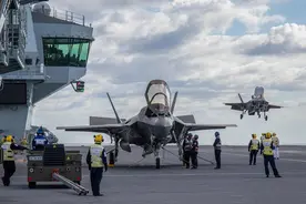 美军F-35蹭英国航母前往印太，炫耀“世界最大5代机舰载机部队”图片