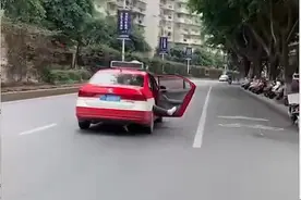 因出租车路线纠纷女乘客途中开门伸出脚，交警：谴责极端行为图片