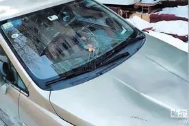 楼顶坠雪块砸坏私家车 责任谁担？图片