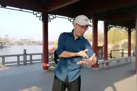 66岁大爷天天到济南大明湖跳舞，成明湖网红图片