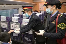 这名乘务员只有13岁？背后真相令人动容图片