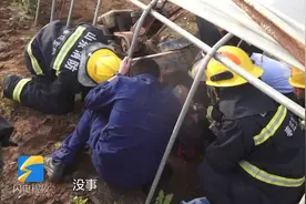 77秒丨枣庄一老人使用犁地机被“咬伤”消防紧急救援图片