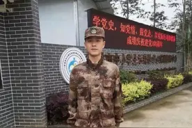 那个在汶川地震中幸存的8岁男孩，参军了图片
