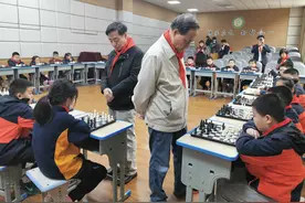 “爱国棋王”谢侠逊棋文化宣传走进环城二小图片