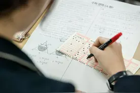 青岛教师招考泄题后续：将于4月18日重新组织笔试图片