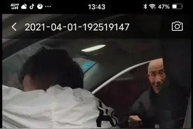 男子回家扫墓，看到这一幕嚎啕大哭图片