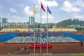 给学生跳霹雳舞的教育局长回应：跳舞纯属即兴，服务好学校学生，是“教育人”的本分图片