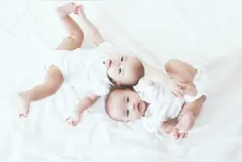 罕见！印度一女子产下两头三手连体双胞胎，医生：发生几率为百万分之一图片