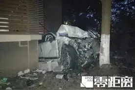 别墅主人深夜沉睡中！突然一声巨响，一辆车“飞”进屋……图片