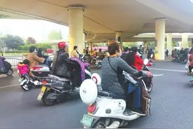 郑州街头“套牌”、“商家牌”各种号牌有点乱 电动车号牌急需实施细则来规范图片