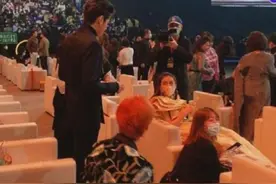 超甜！黄晓明baby同框互动画面曝光 baby深情凝望老公图片