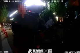 小区不准外卖员入内，杭州一外卖小哥回家被保安拦下！民警到场调解，小哥情绪崩溃图片