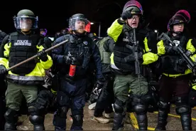 CNN亚裔记者被美警粗暴对待，不仅被摔倒在地还被送往监狱搜身图片