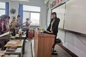 半个多月来，这位老师“跪着”上课，为啥？图片