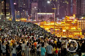 千厮门大桥再次“封桥”迎客 游人步行上桥打卡拍照图片