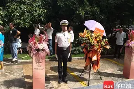 海口24岁“保安钢琴师”走红！网友：“这年头没点才艺还当不了保安！”图片