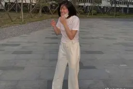 画面过于搞笑！赵奕欢拍游客照帽子被风刮走 网友：是我本人图片