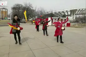 打起腰鼓欢乐多 同学相聚齐锻炼图片