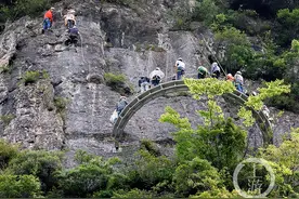 悬崖上的飞檐走壁“飞拉达”带你飞越巫峡图片