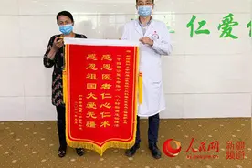 好消息！飞机返程护送的断臂再植男孩，可以下床活动了图片