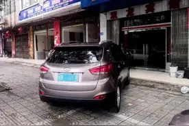 男子违停被贴单，“反贴单”侮辱交警被拘留图片