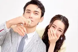 迪丽热巴吴磊同框拍写真 对视搭肩氛围超甜图片