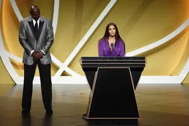 NBA|科比正式进入名人堂 遗孀瓦妮莎深情告白图片