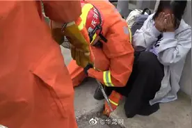 女学生脚卡下水道被救后 消防员：抓紧时间去读书，还有一节课图片