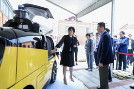 新一代无人配送车“魔袋20”上海首秀！无人配送创新项目将探索在上海落地试点图片