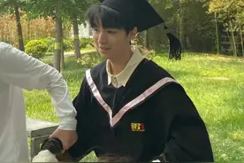 明星毕业照：王俊凯爬“金字塔”拍照，关晓彤周也张婧仪青春甜美图片