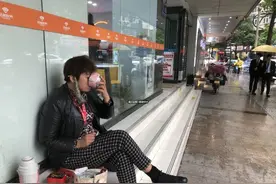 补过LV也补过豪车，粉丝全国各地都有，杭州这对“织补母子”留守武林商圈23年图片