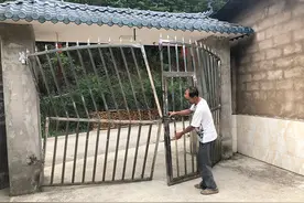 野象途经的玉溪村庄：村民凌晨三点起来躲大象，家门被挤变形图片