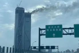 快讯 | 杭州江南大道边，一在建高楼楼顶冒烟图片