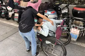 安庆单亲女孩休学照顾妈妈三年又陷困境：研究生学籍将注销 妈妈却一刻离不开人图片