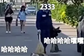 环卫大爷用扫帚轻扫小猫咪身体 猫：我就这么埋汰嘛图片
