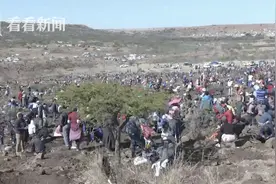 南非村庄出现不明晶体被当钻石 上千人赶来寻宝图片