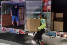 货拉拉遇事故，货物怎么办？交警搭把手图片