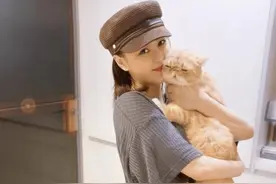 阿娇瘦身成功晒美照 怀抱宠物猫对镜甜笑一脸宠溺图片