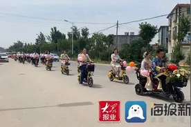 新颖环保！菏泽一对新人用共享电单车作婚车图片