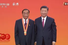 治沙造林事业模范代表石光银获颁“七一勋章”视频封面