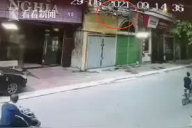 越南4岁女孩爬阳台找父母 坠落瞬间被路人接住图片