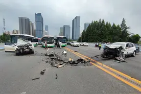 长江二桥上桥处突发车祸，两车对撞车头受损严重图片