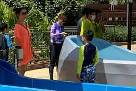 应采儿带Jasper现身水上乐园 母子牵手同逛园区画面温馨图片