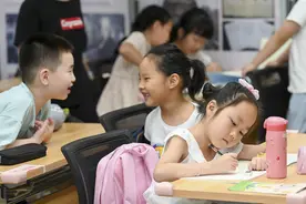城事｜上海爱心暑托班的一天：“能学习还能交新朋友”图片