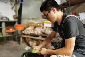 高考前一天唯一亲人去世 他含泪火化后进考场，考上二本线婉拒捐助打工挣学费图片